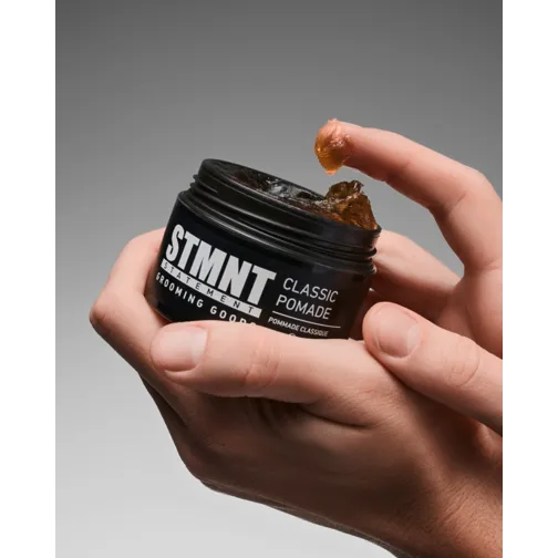 STMNT_Nomad_Classic_Pomade_100ml_4067971069920_Hand_texture_BeautyShot_Global.webp